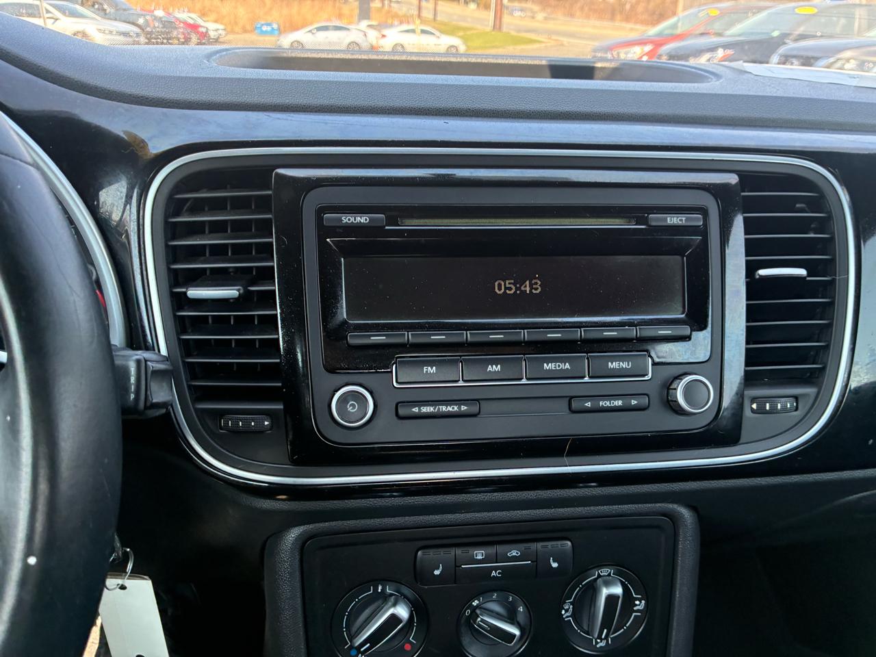 Volkswagen Beetle 2.5L w/Sunroof Sound & Nav 2012