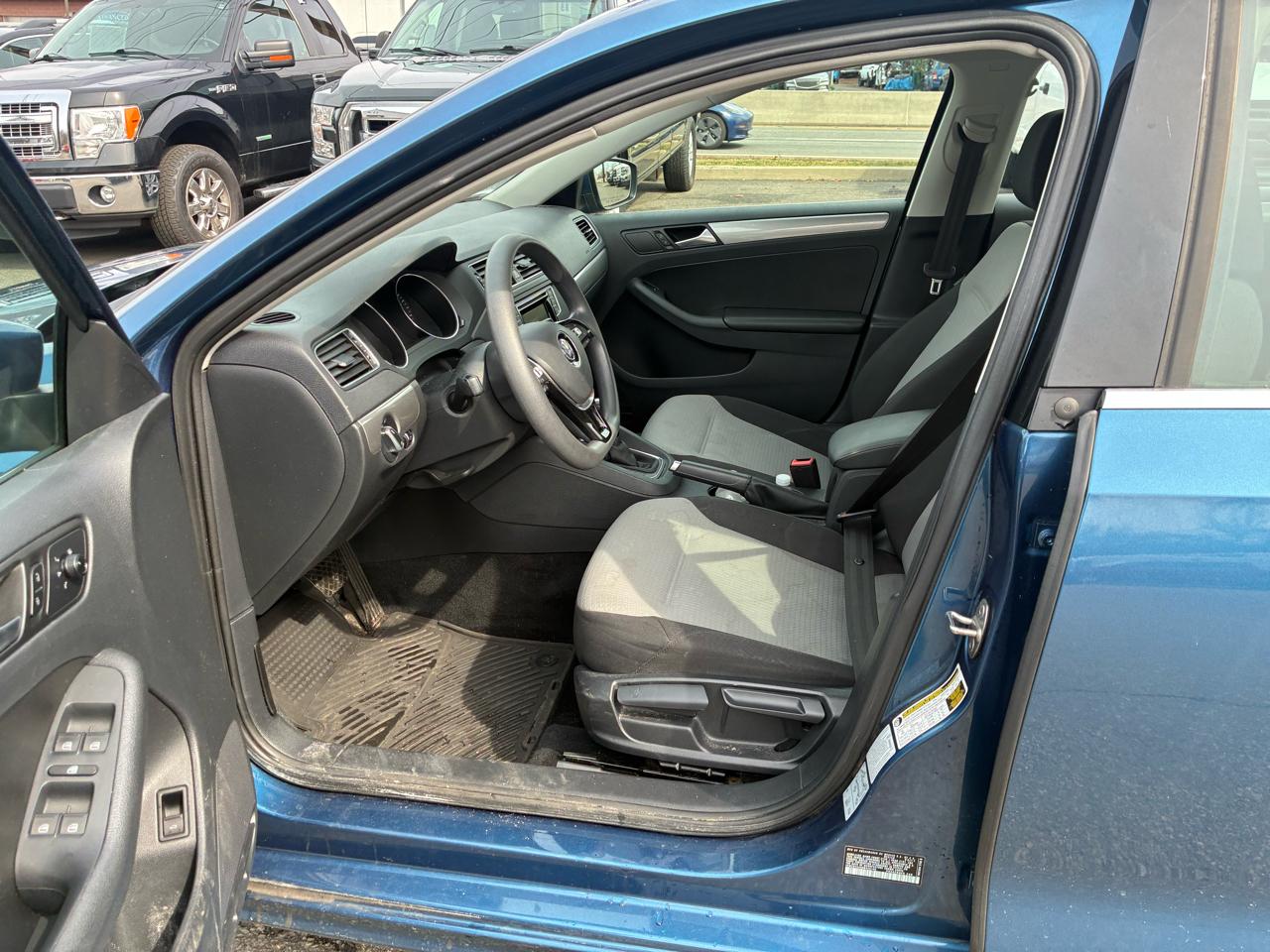 Volkswagen Jetta 1.4T S 6A 2017