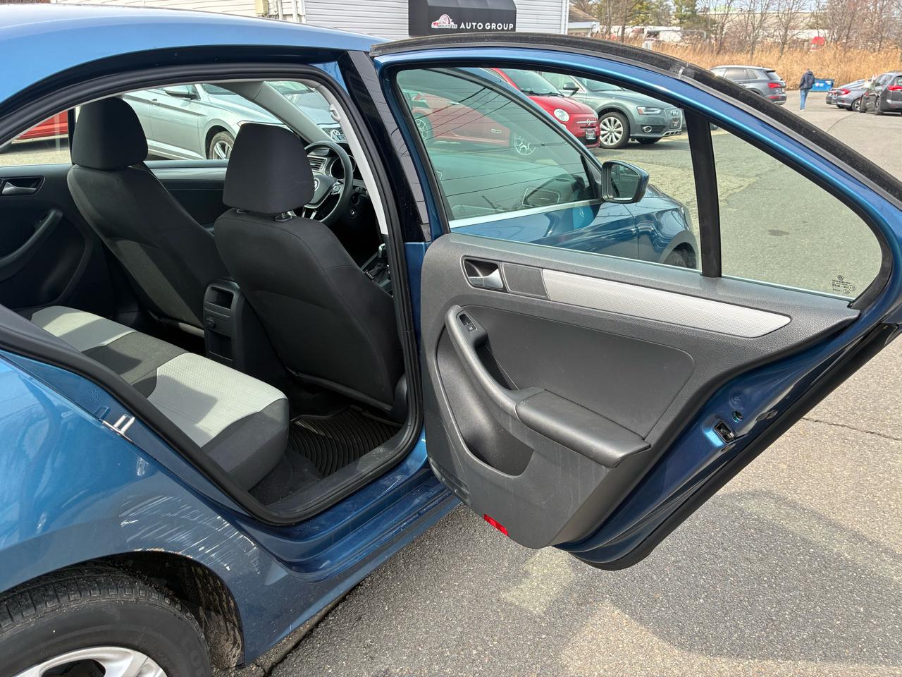 Volkswagen Jetta 1.4T S 6A 2017