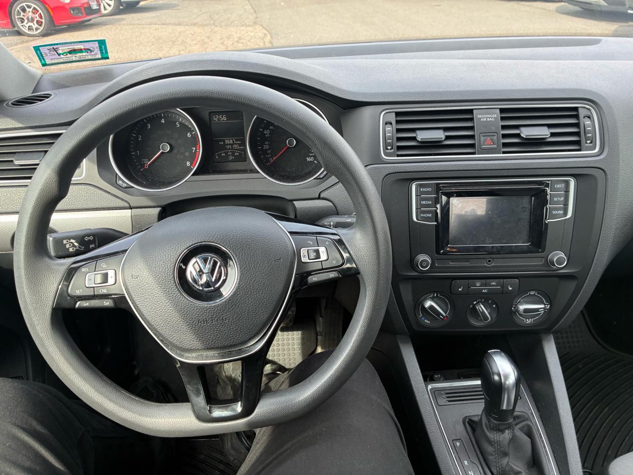 Volkswagen Jetta 1.4T S 6A 2017