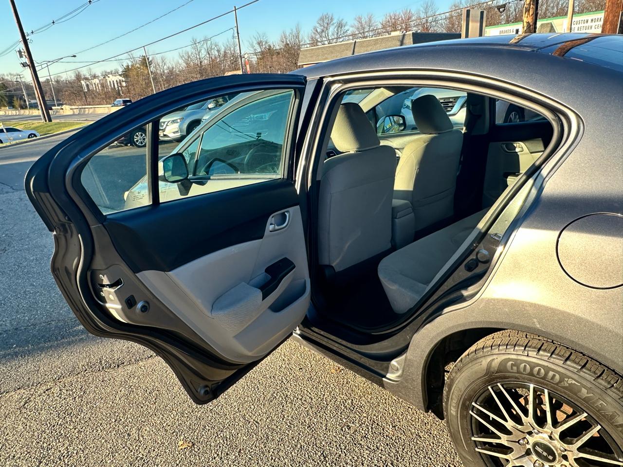 Honda Civic LX Sedan 5-Speed AT 2013