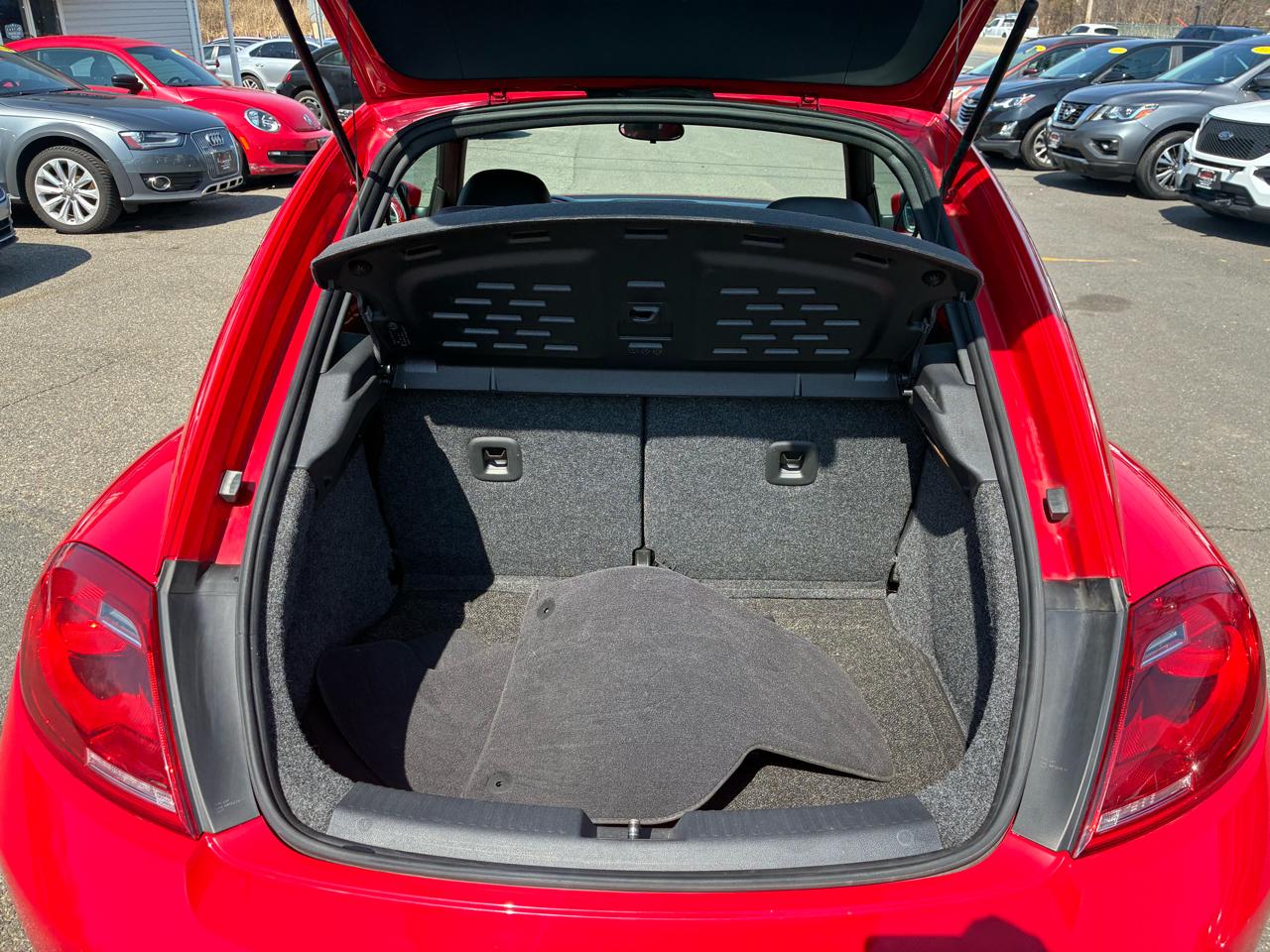 Volkswagen Beetle 2.5L w/Sunroof Sound & Nav 2012