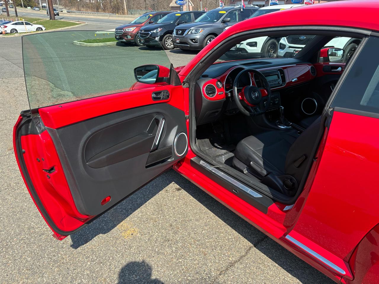 Volkswagen Beetle 2.5L w/Sunroof Sound & Nav 2012