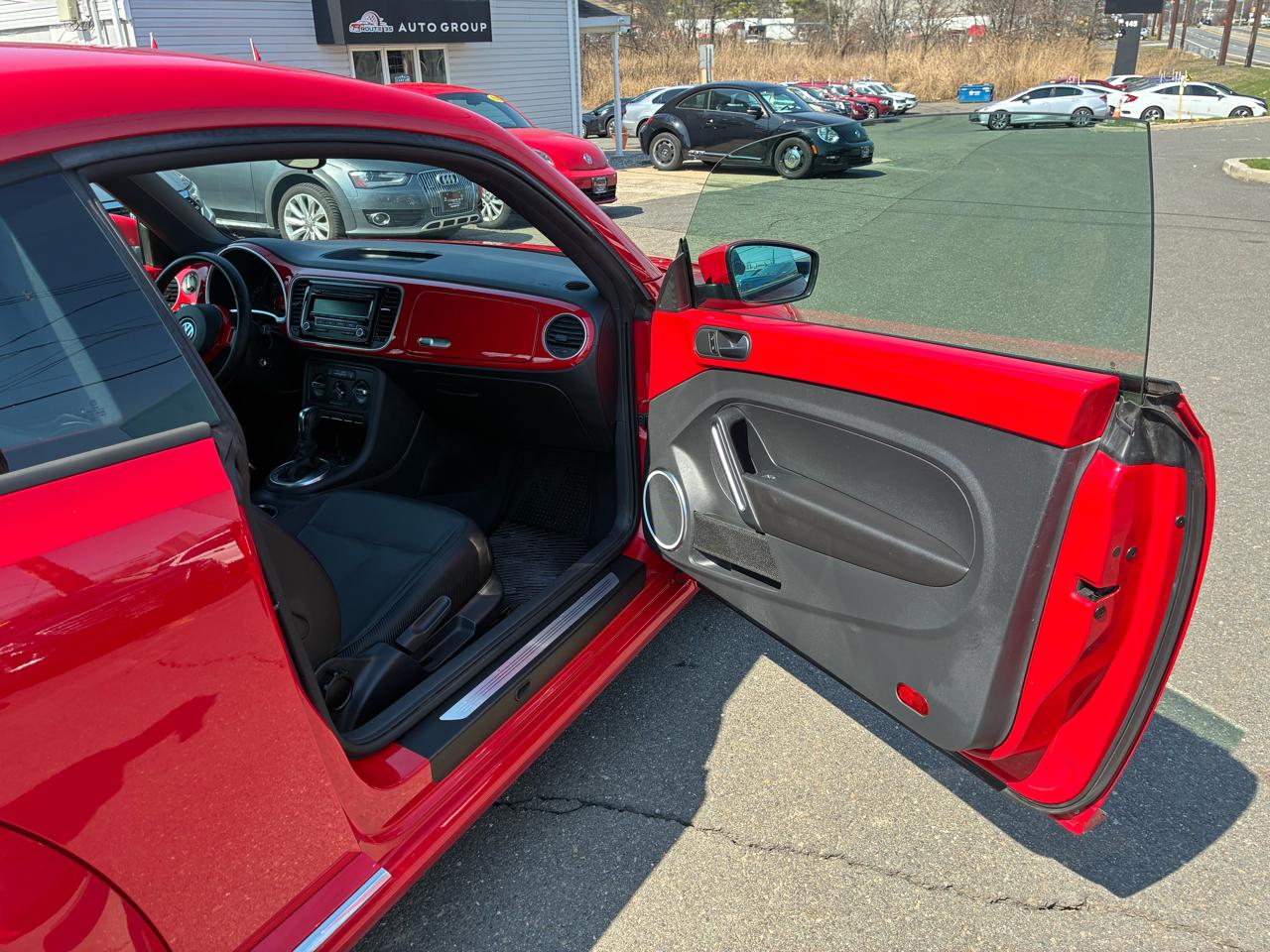 Volkswagen Beetle 2.5L w/Sunroof Sound & Nav 2012