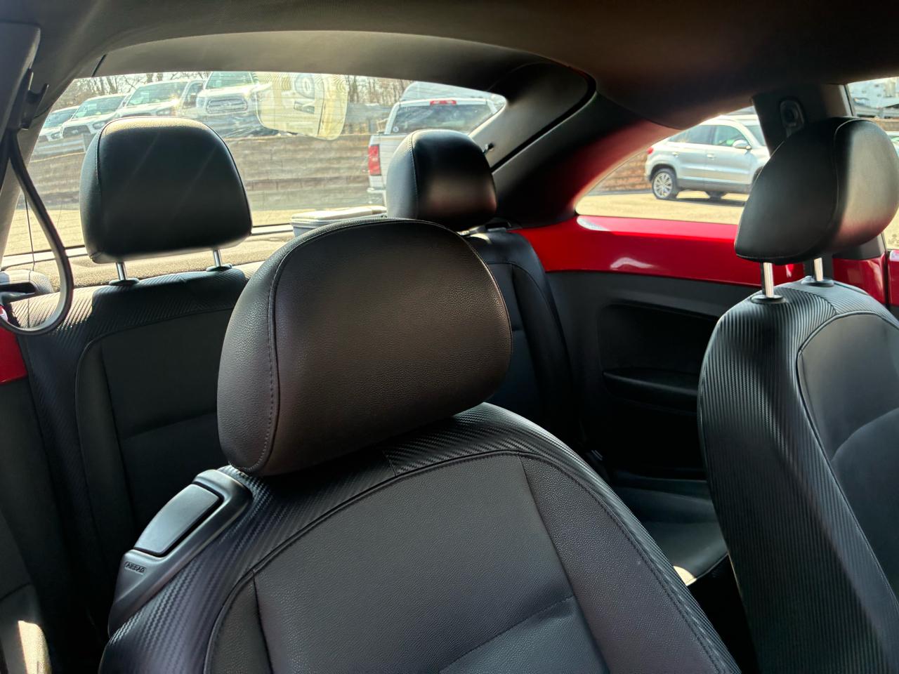 Volkswagen Beetle 2.5L w/Sunroof Sound & Nav 2012