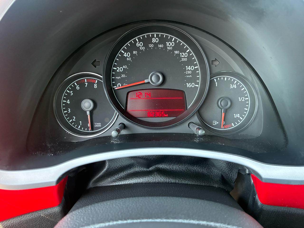 Volkswagen Beetle 2.5L w/Sunroof Sound & Nav 2012