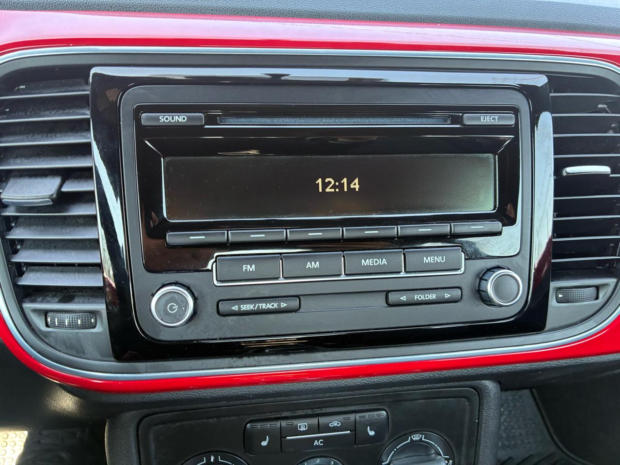 Volkswagen Beetle 2.5L w/Sunroof Sound & Nav 2012