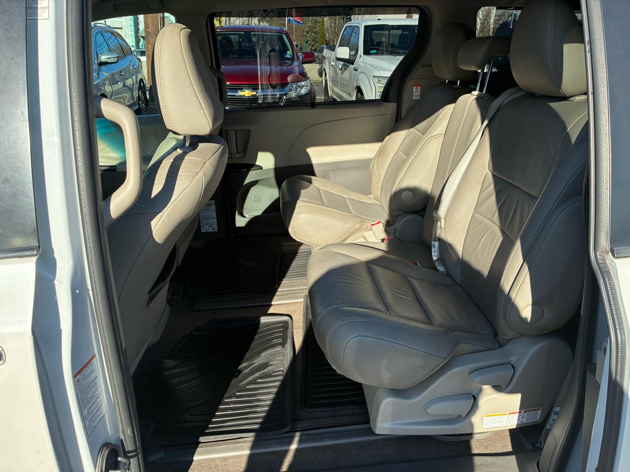 Toyota Sienna Limited Premium 7-Passenger 2017