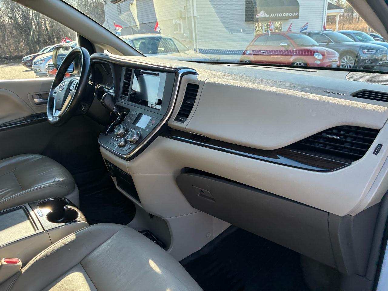 Toyota Sienna Limited Premium 7-Passenger 2017