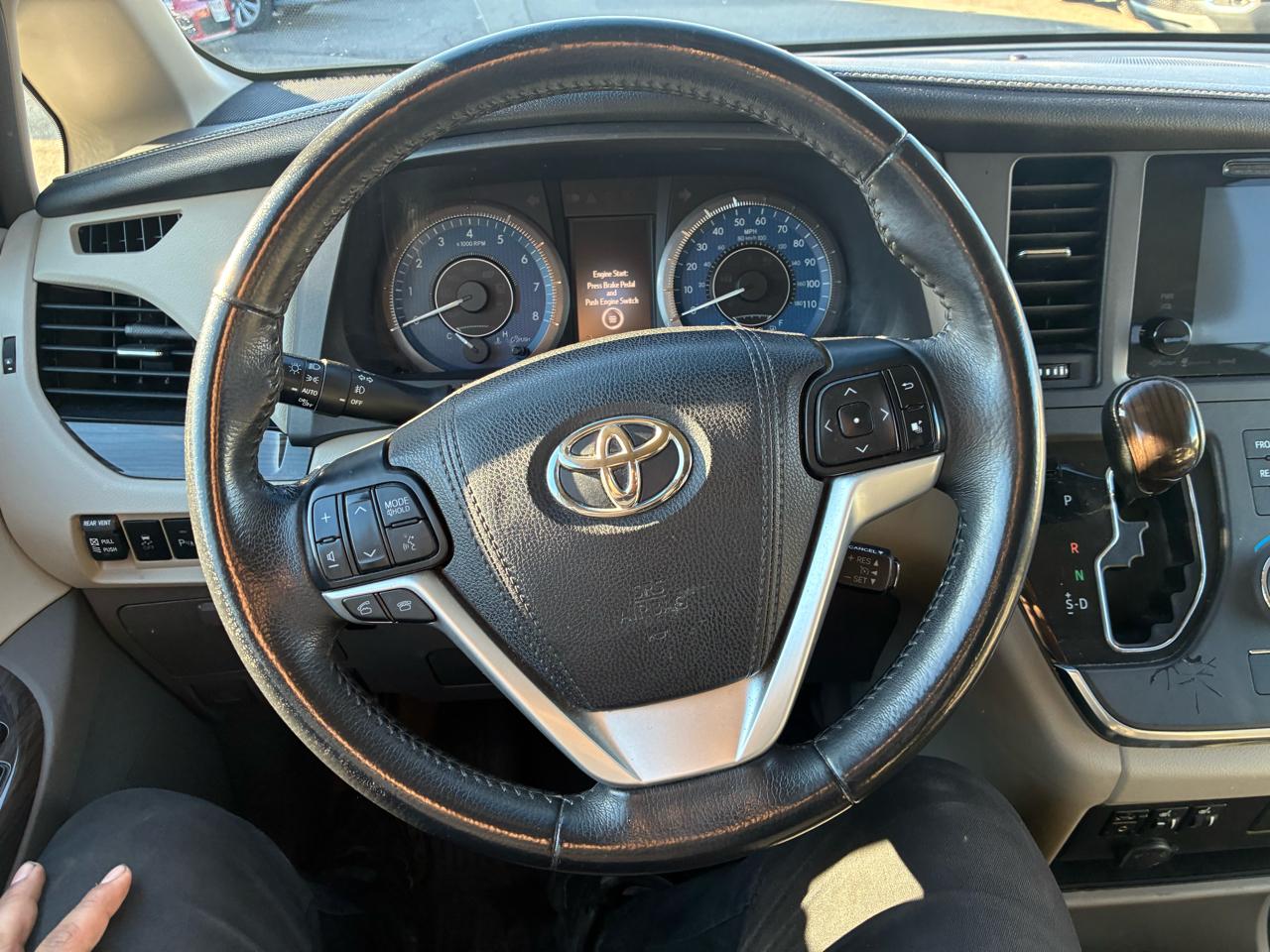 Toyota Sienna Limited Premium 7-Passenger 2017