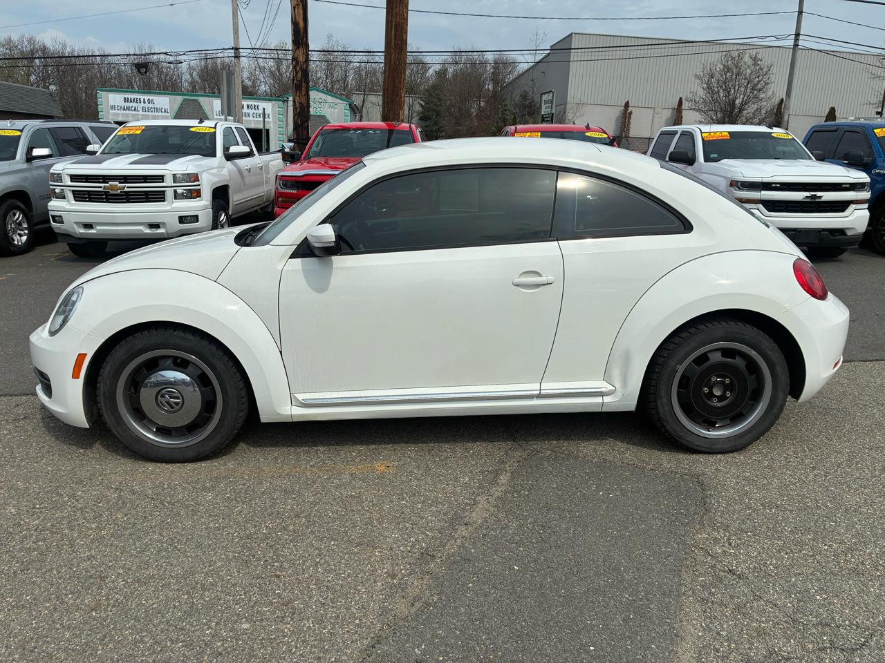 Volkswagen Beetle 2.5L w/Sunroof Sound & Nav 2012