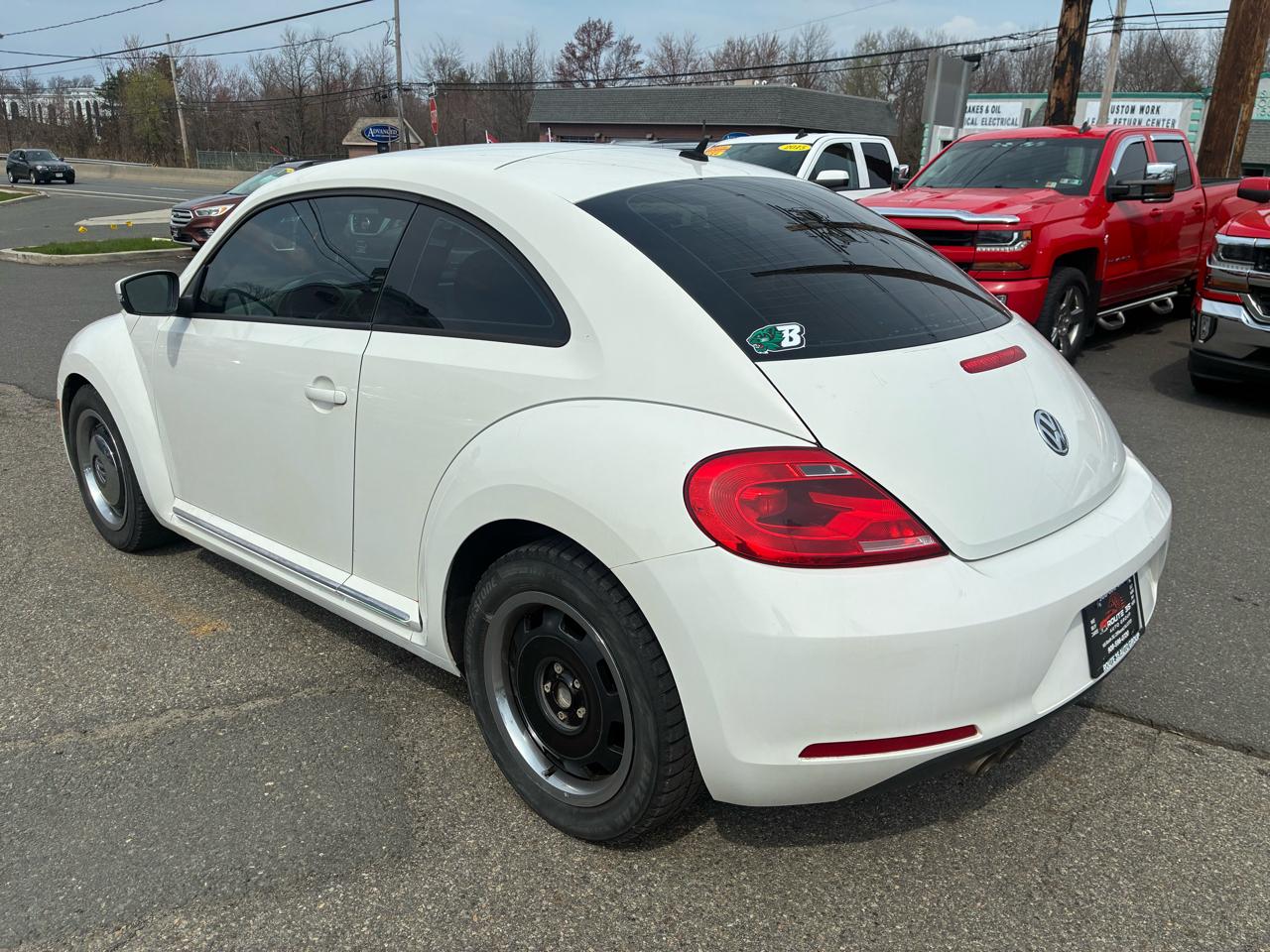 Volkswagen Beetle 2.5L w/Sunroof Sound & Nav 2012