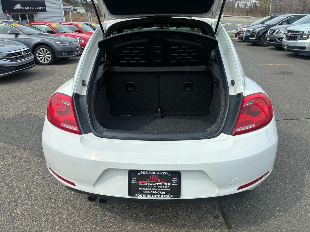 Volkswagen Beetle 2.5L w/Sunroof Sound & Nav 2012