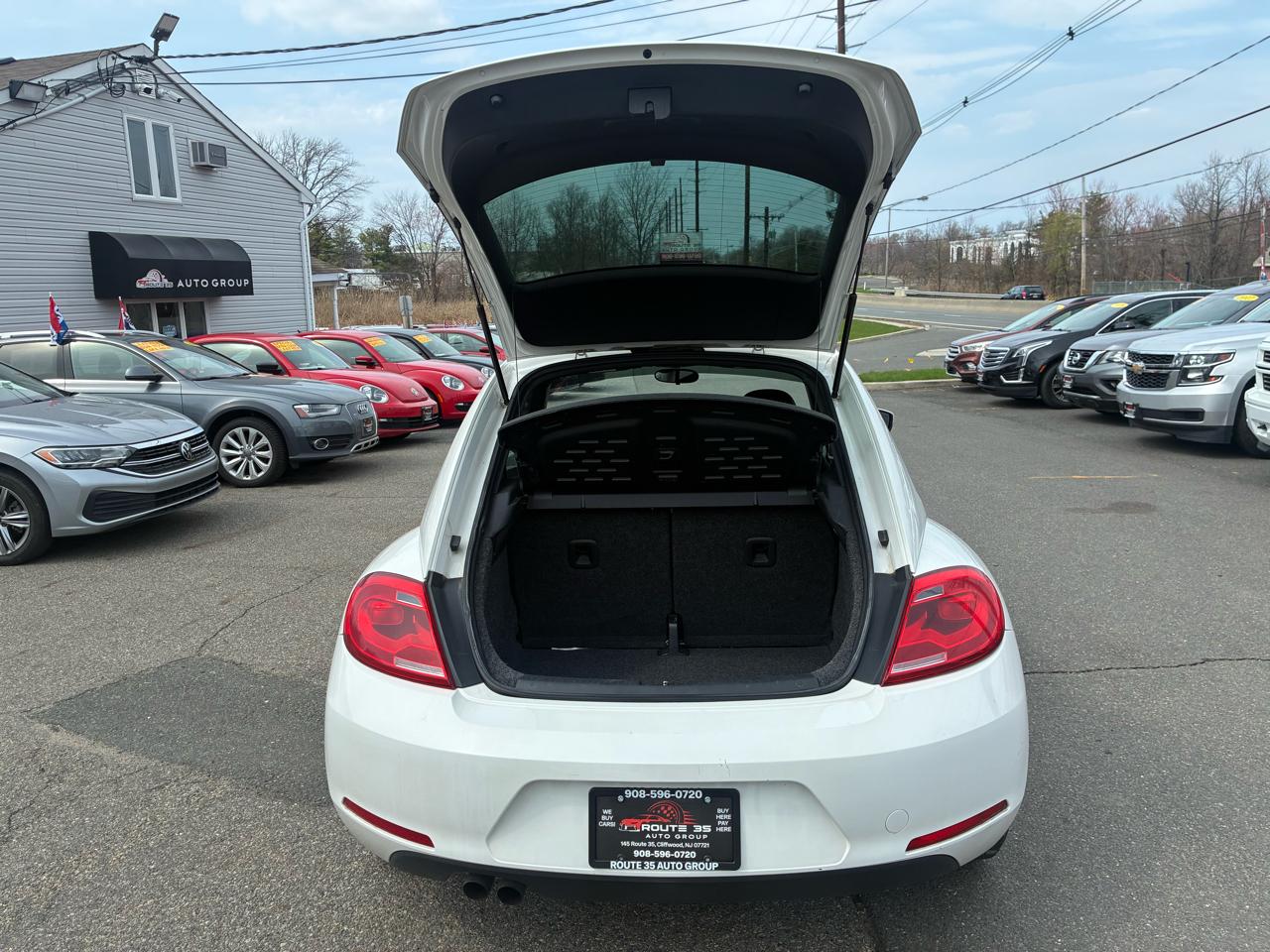 Volkswagen Beetle 2.5L w/Sunroof Sound & Nav 2012