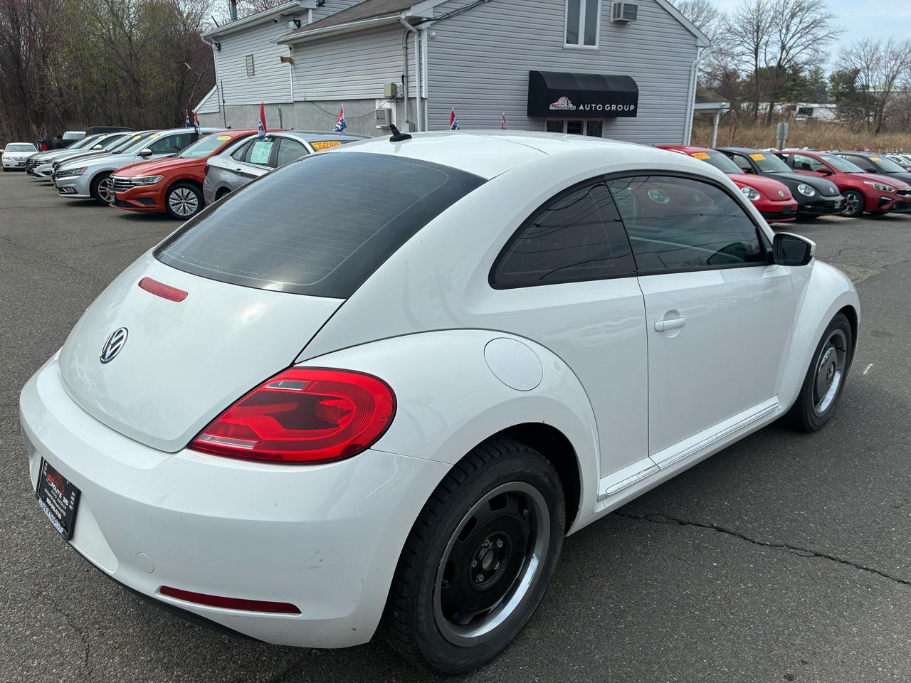 Volkswagen Beetle 2.5L w/Sunroof Sound & Nav 2012