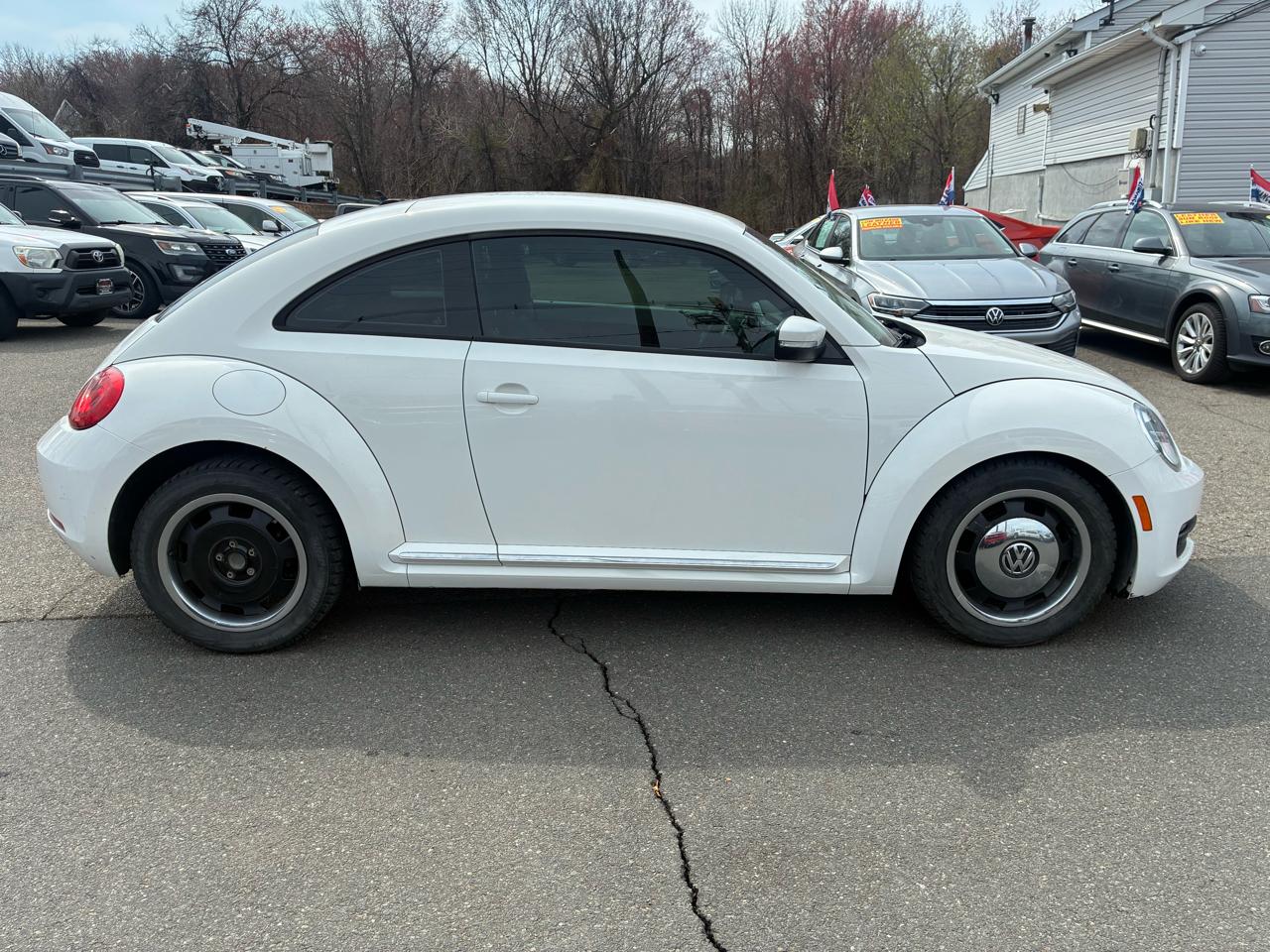 Volkswagen Beetle 2.5L w/Sunroof Sound & Nav 2012