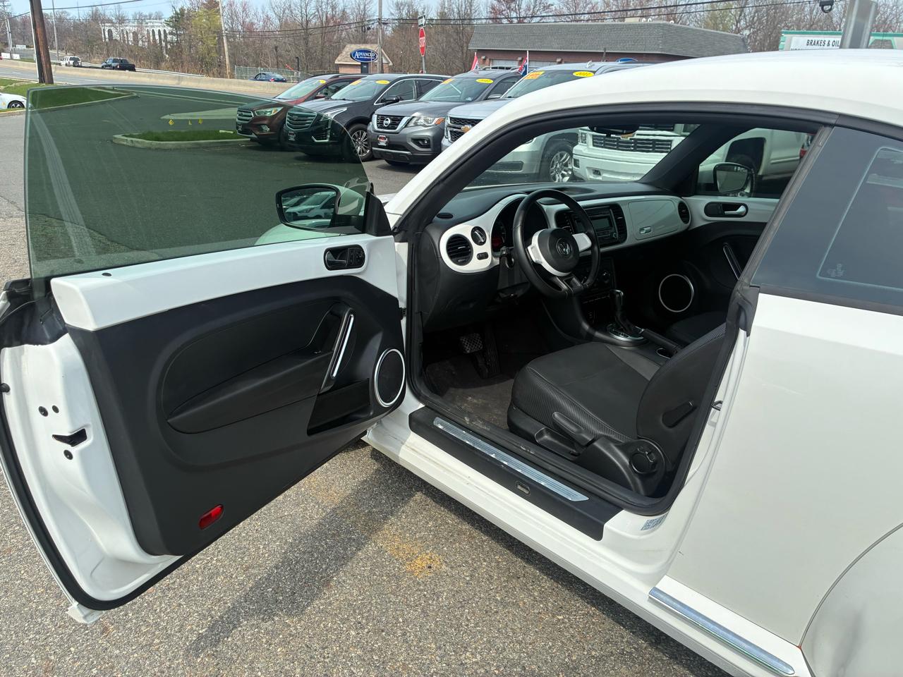 Volkswagen Beetle 2.5L w/Sunroof Sound & Nav 2012