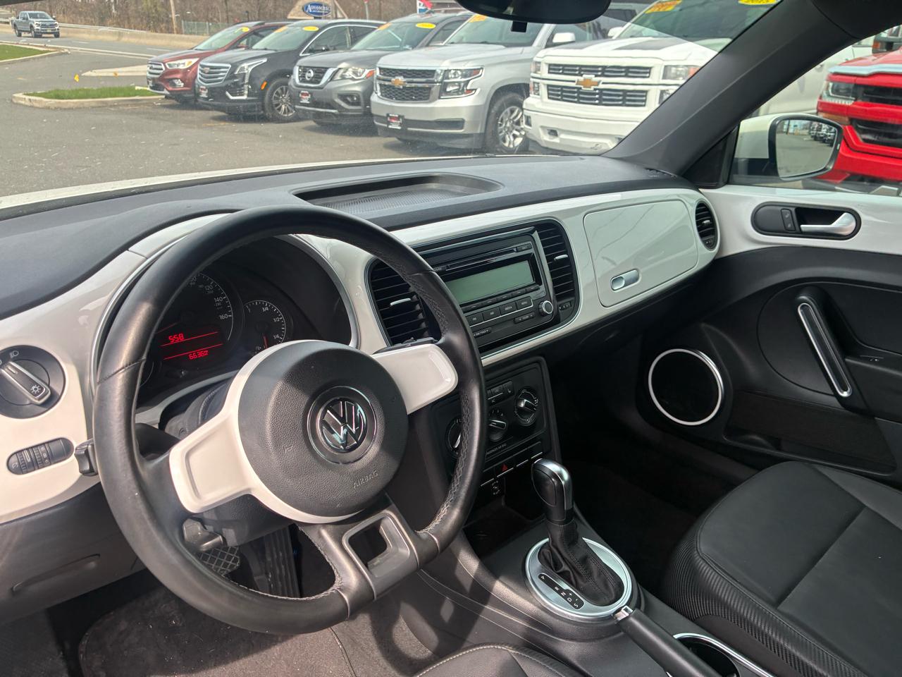 Volkswagen Beetle 2.5L w/Sunroof Sound & Nav 2012