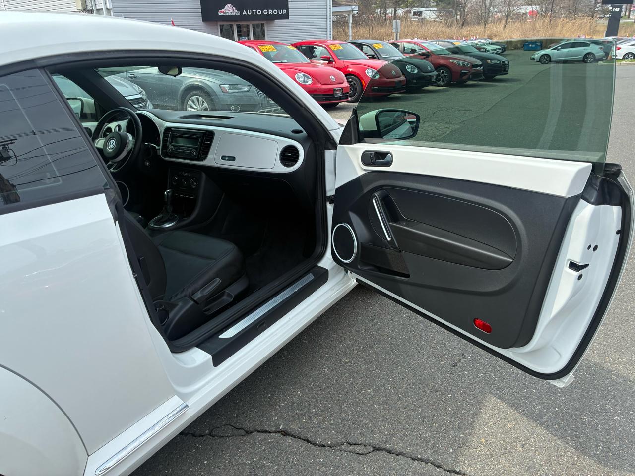 Volkswagen Beetle 2.5L w/Sunroof Sound & Nav 2012