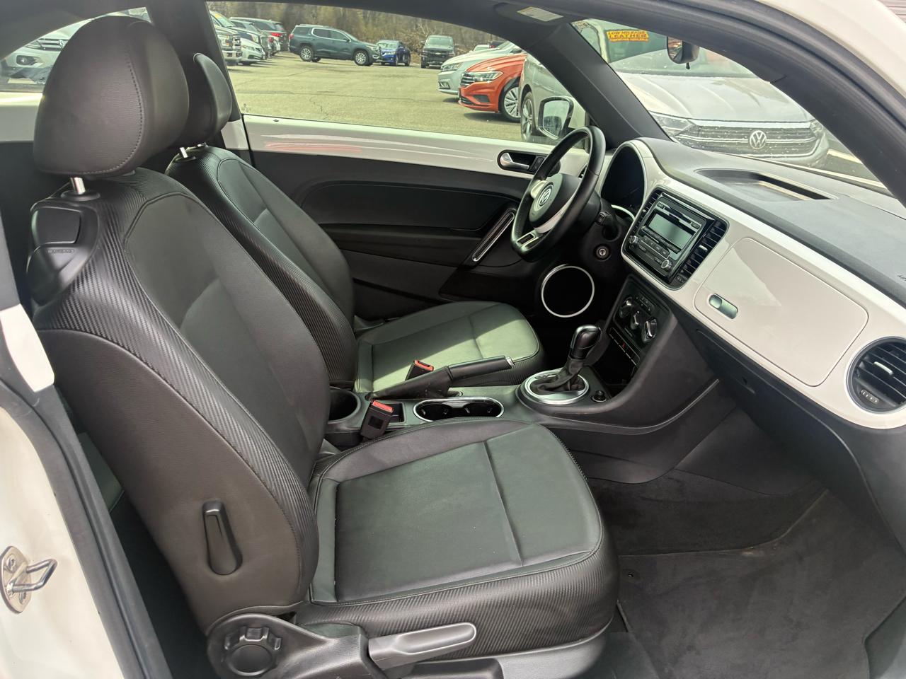 Volkswagen Beetle 2.5L w/Sunroof Sound & Nav 2012