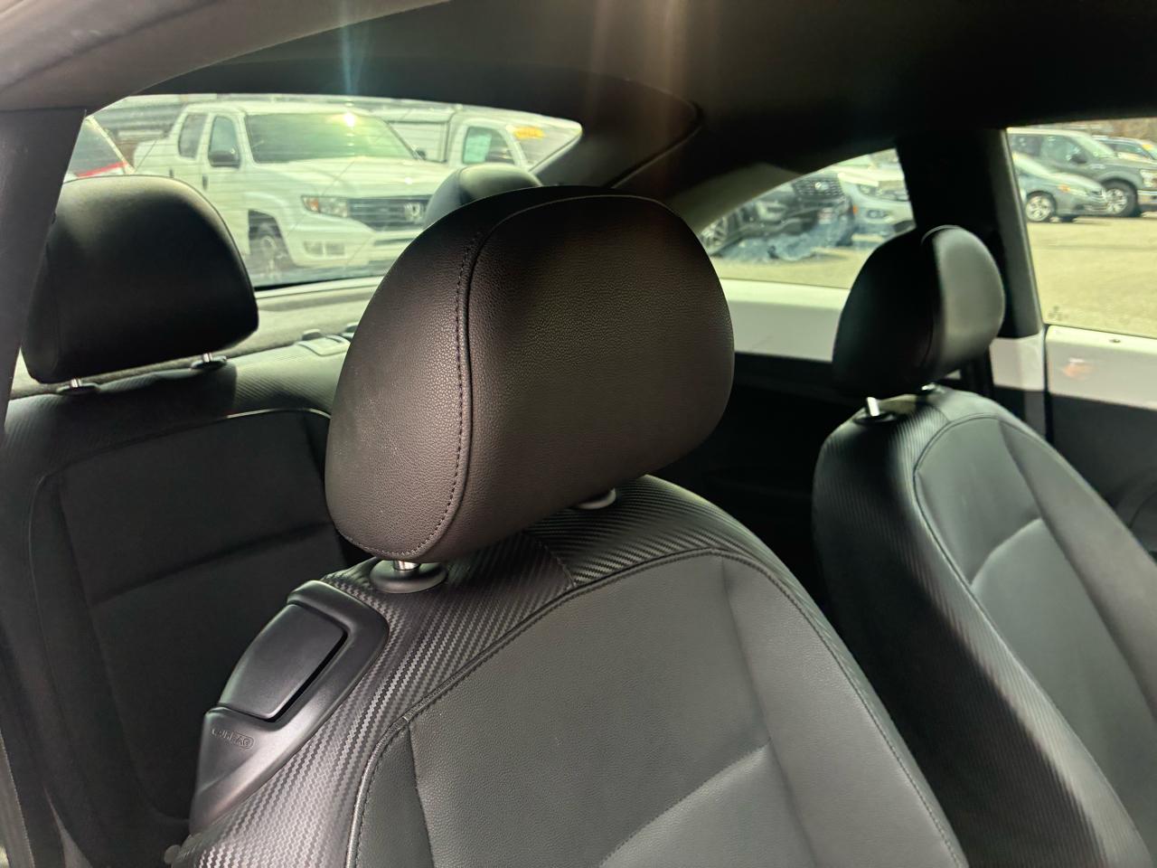 Volkswagen Beetle 2.5L w/Sunroof Sound & Nav 2012