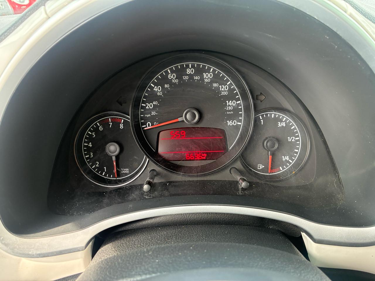 Volkswagen Beetle 2.5L w/Sunroof Sound & Nav 2012