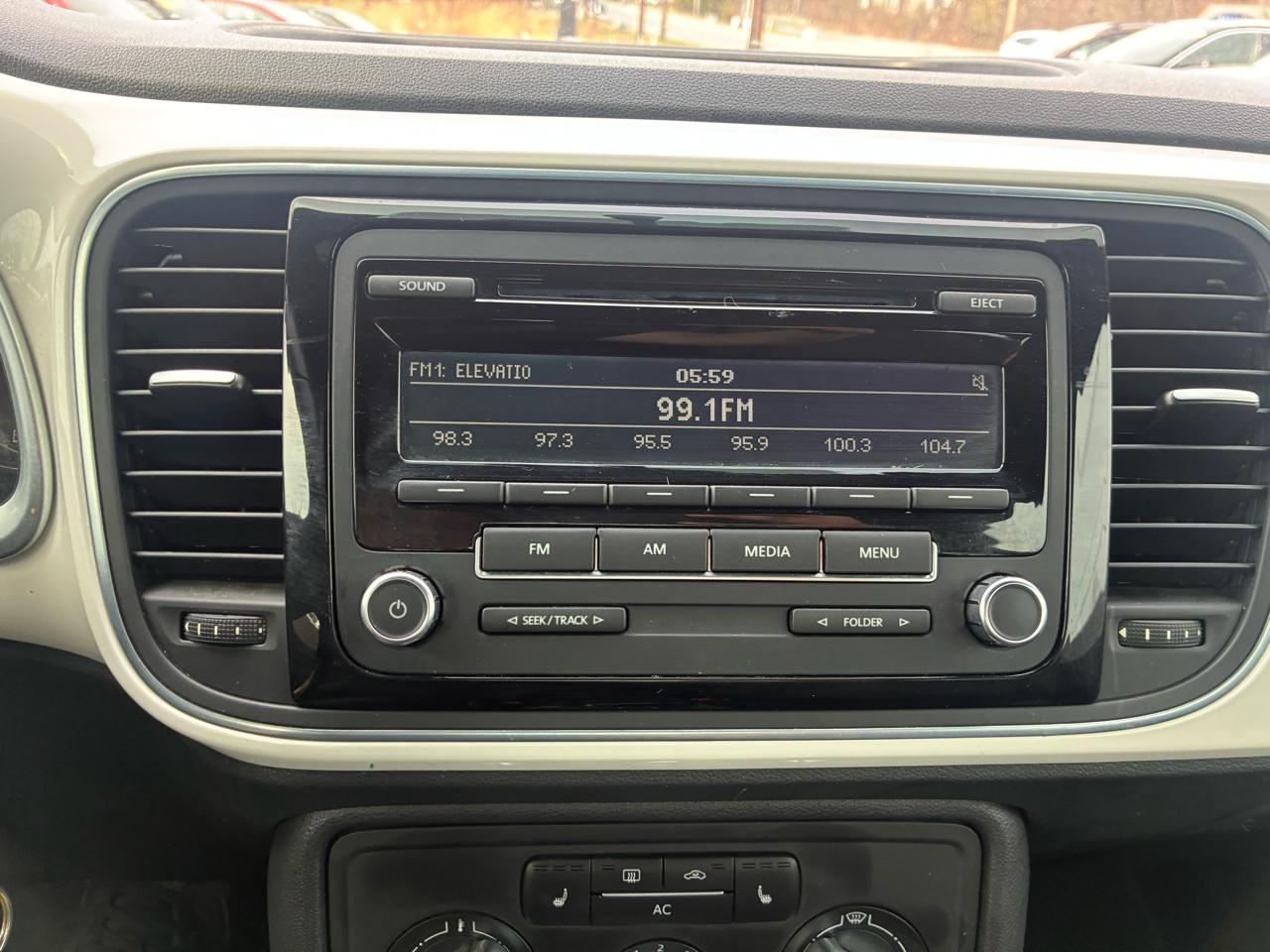 Volkswagen Beetle 2.5L w/Sunroof Sound & Nav 2012