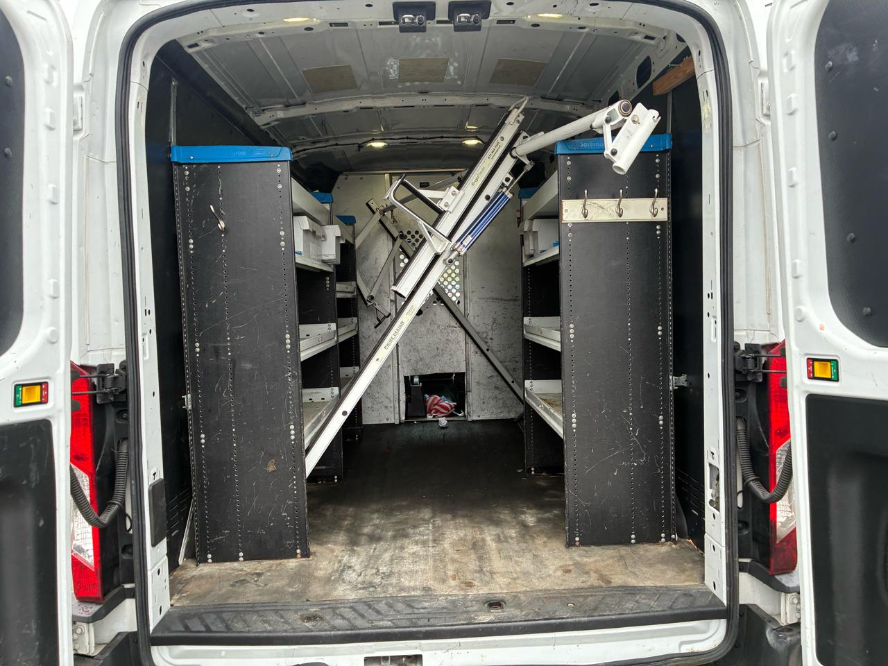 Ford Transit 250 Van Med. Roof w/Sliding Pass. 130-in. WB 2017