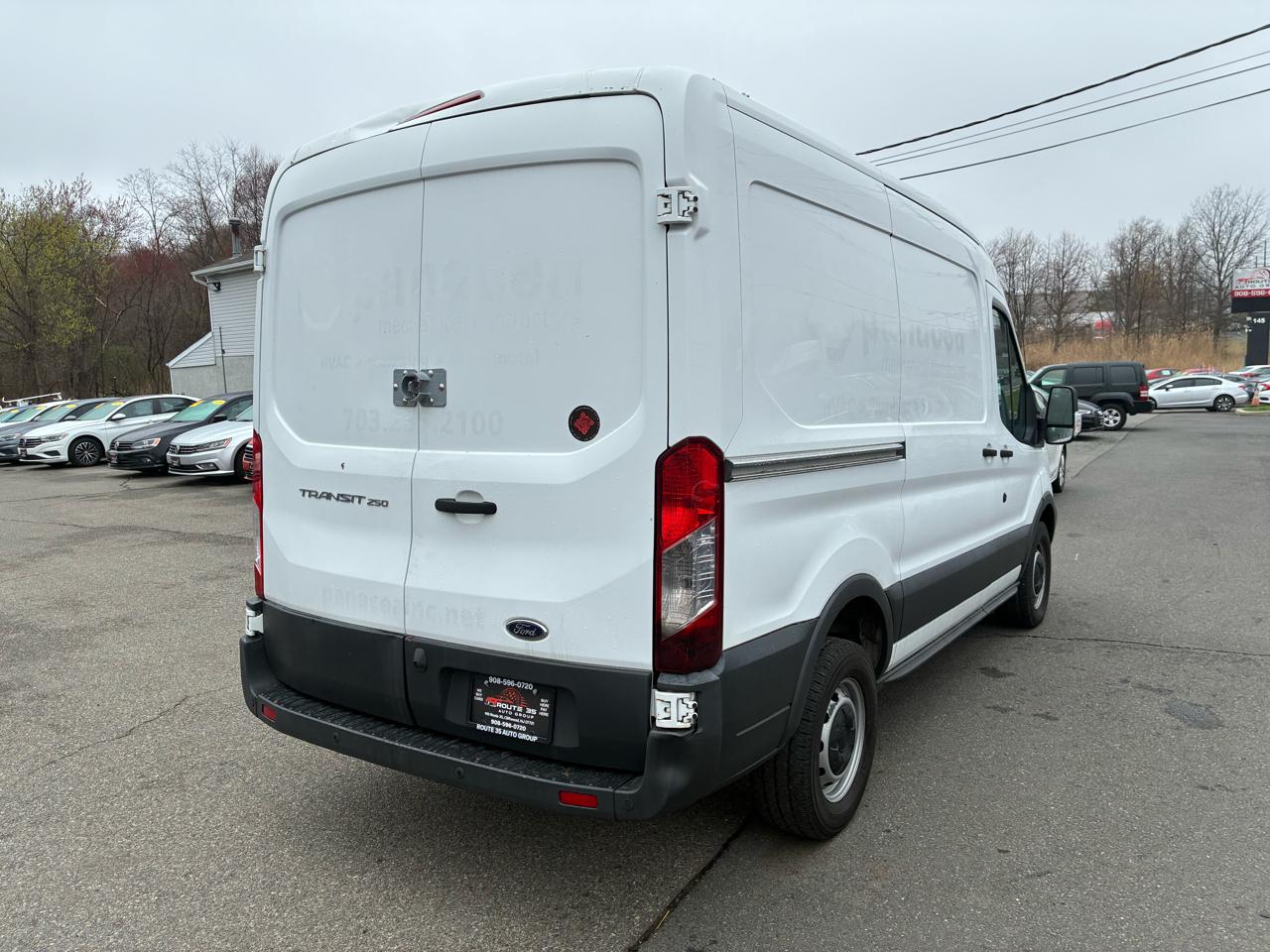 Ford Transit 250 Van Med. Roof w/Sliding Pass. 130-in. WB 2017