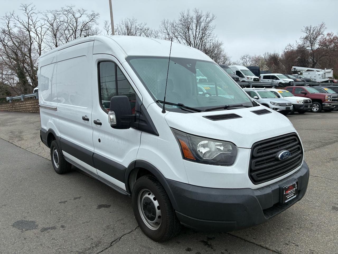 Ford Transit 250 Van Med. Roof w/Sliding Pass. 130-in. WB 2017