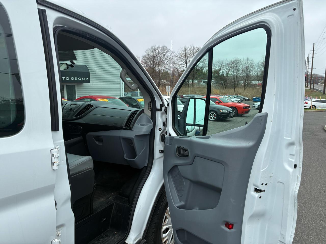 Ford Transit 250 Van Low Roof 60/40 Pass.130-in. WB 2015