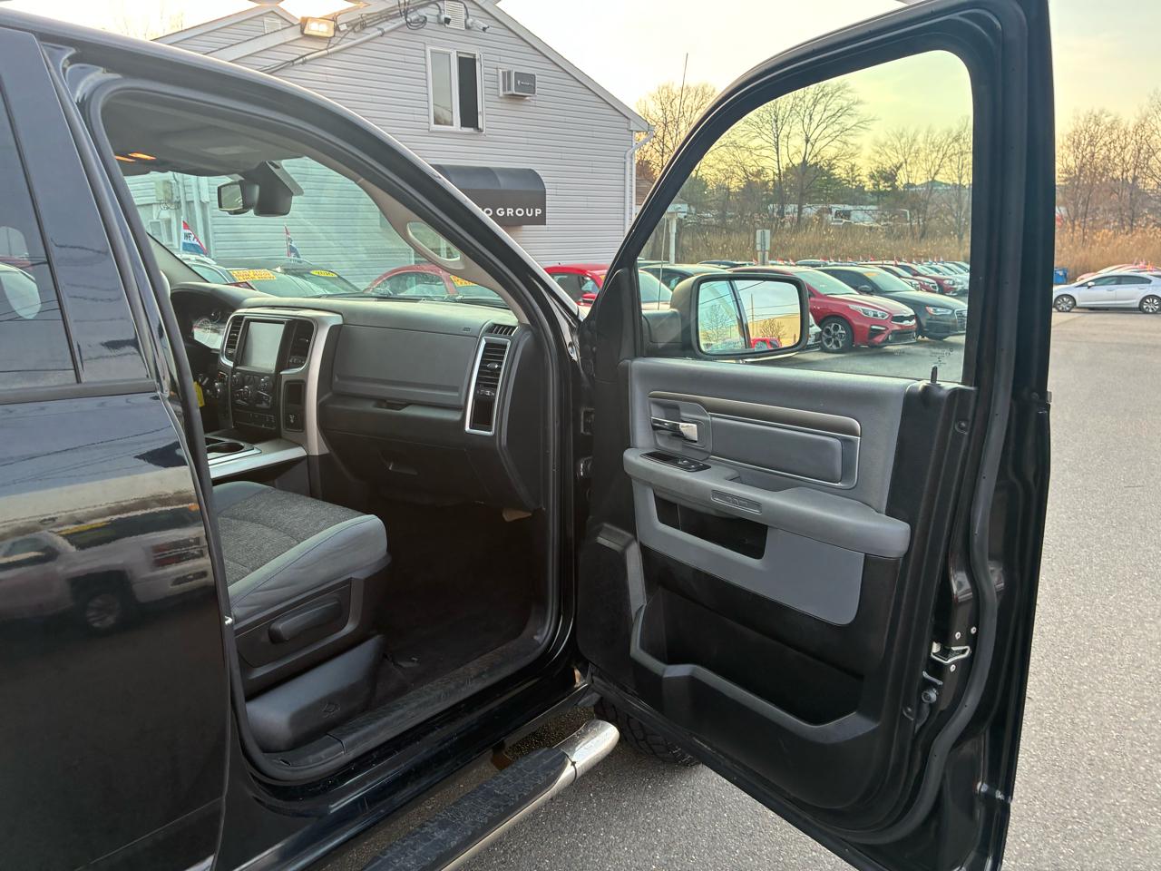 RAM 1500 SLT Crew Cab SWB 4WD 2015