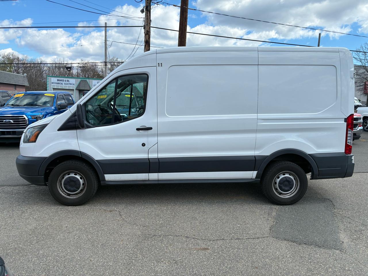 Ford Transit 250 Van Med. Roof w/Sliding Pass. 130-in. WB 2017