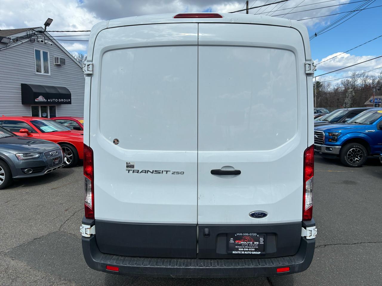 Ford Transit 250 Van Med. Roof w/Sliding Pass. 130-in. WB 2017