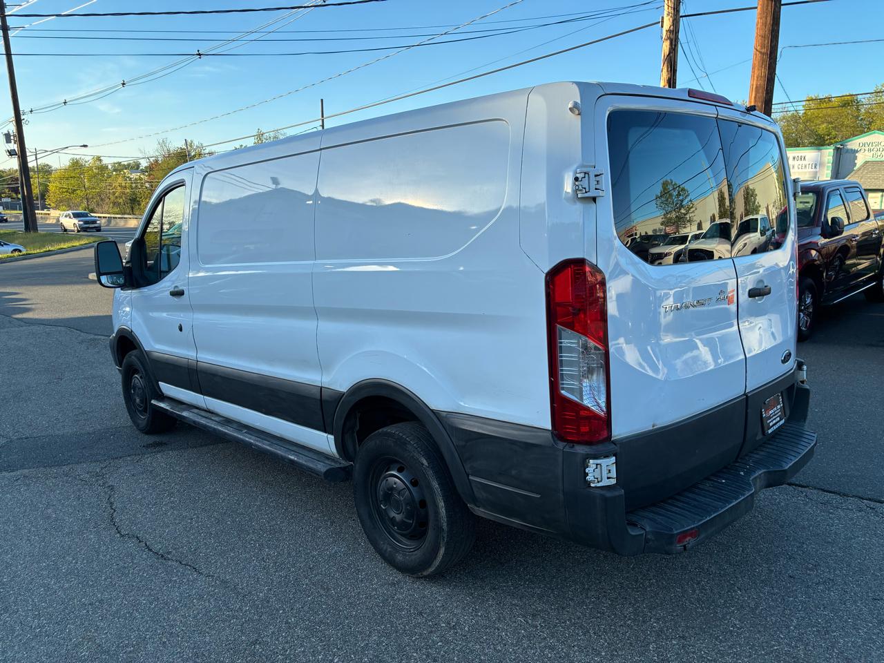 Ford Transit 250 Van Low Roof 60/40 Pass.130-in. WB 2015