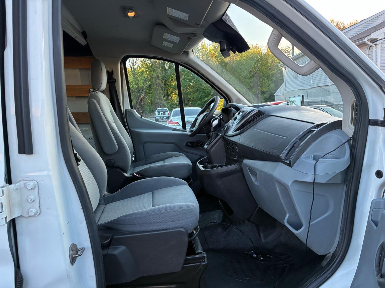 Ford Transit 250 Van Low Roof 60/40 Pass.130-in. WB 2015