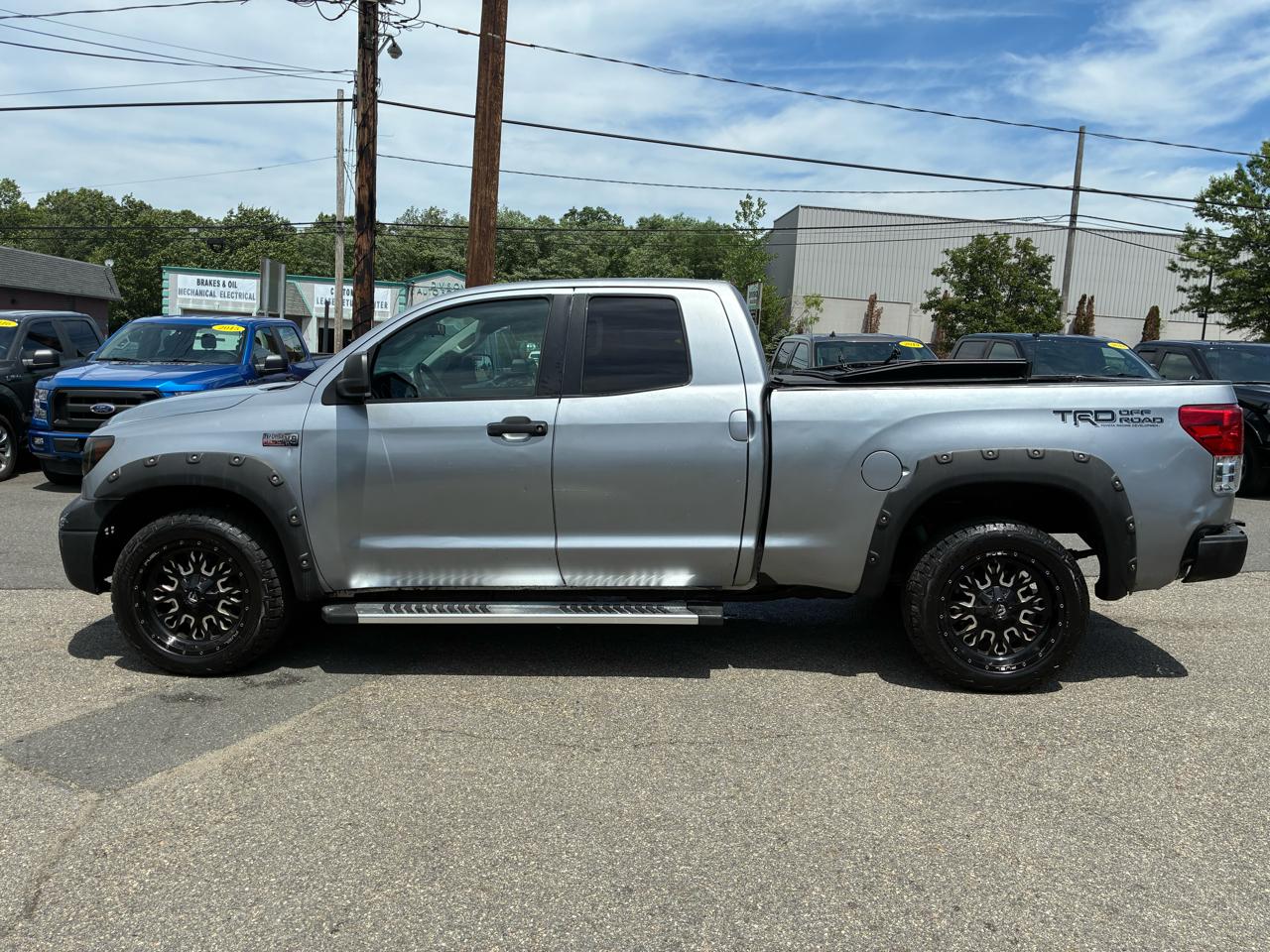 Toyota Tundra Tundra-Grade 5.7L Double Cab 4WD 2011