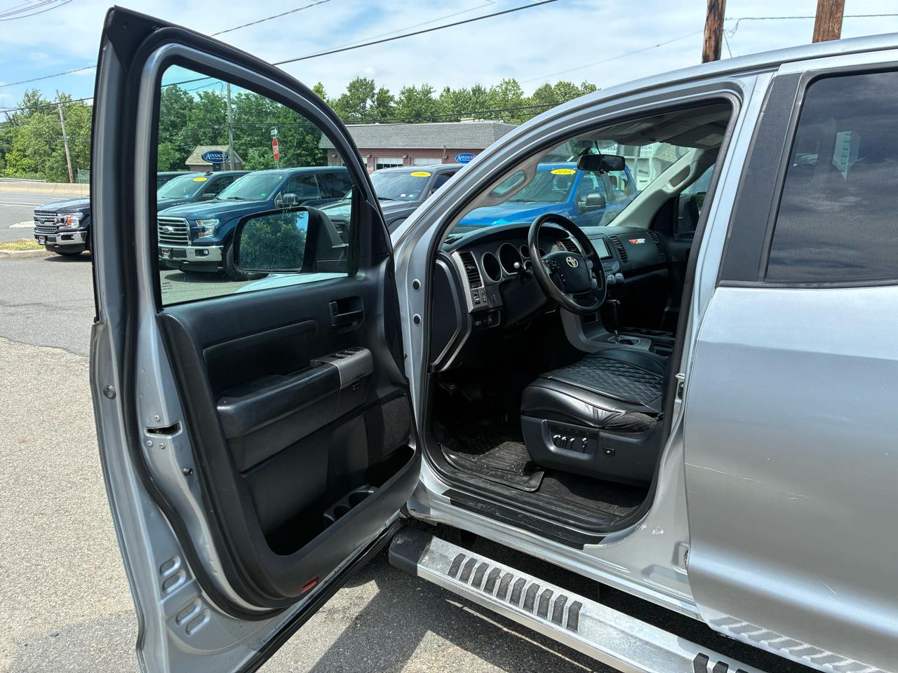 Toyota Tundra Tundra-Grade 5.7L Double Cab 4WD 2011