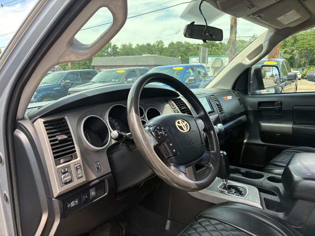 Toyota Tundra Tundra-Grade 5.7L Double Cab 4WD 2011