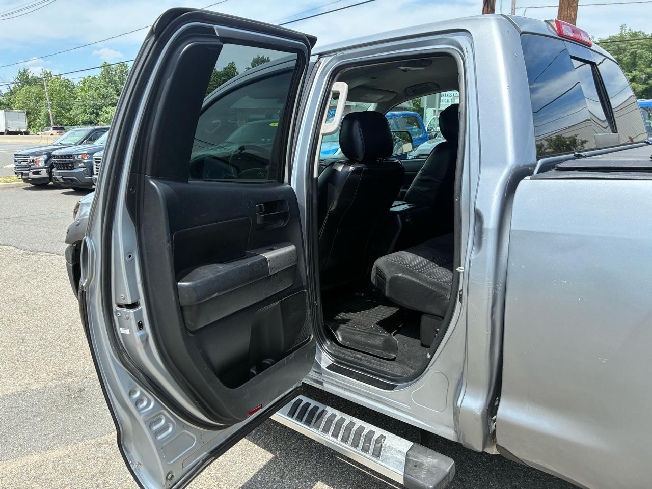 Toyota Tundra Tundra-Grade 5.7L Double Cab 4WD 2011