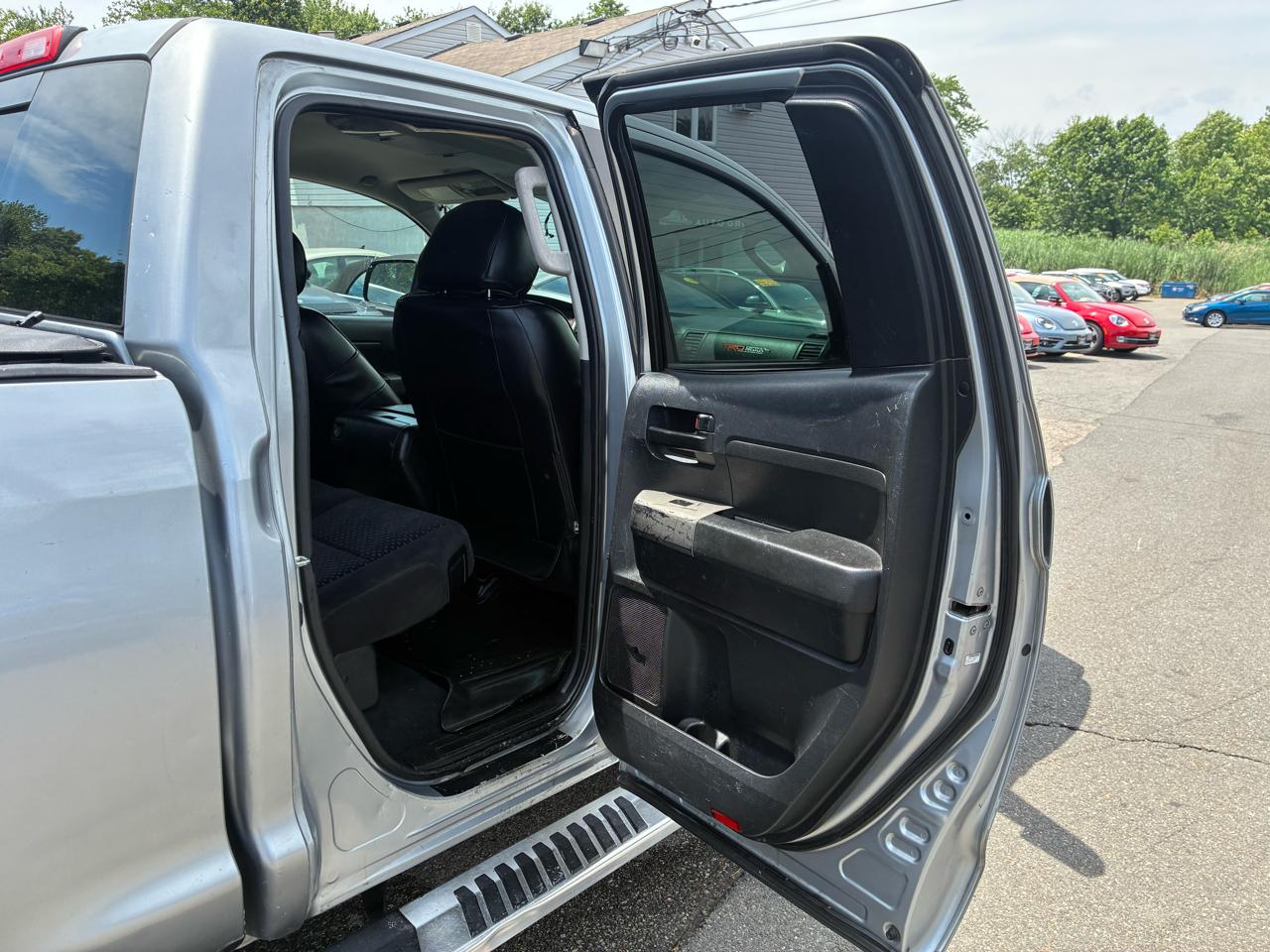 Toyota Tundra Tundra-Grade 5.7L Double Cab 4WD 2011