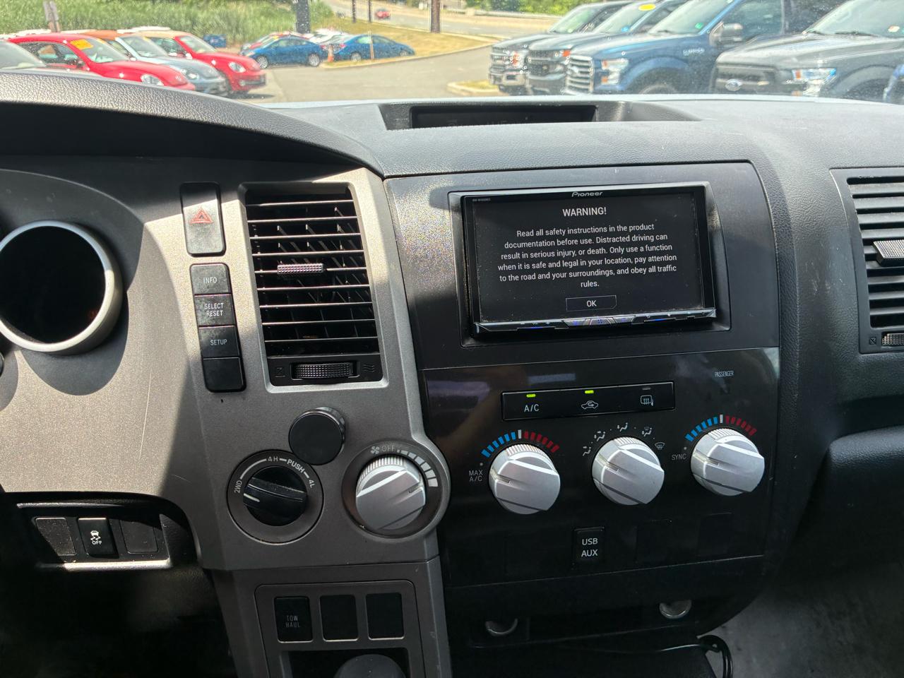 Toyota Tundra Tundra-Grade 5.7L Double Cab 4WD 2011