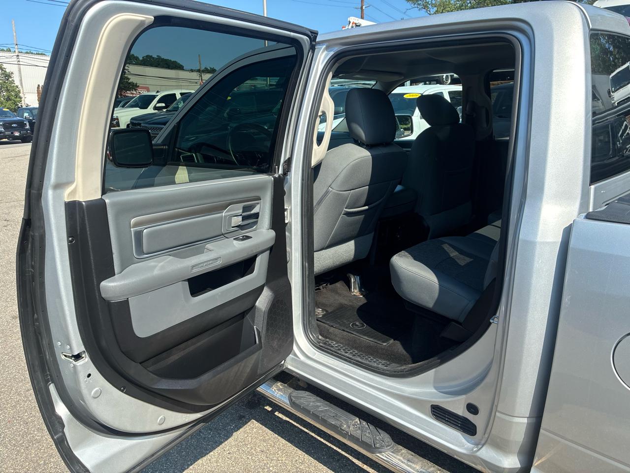 RAM 1500 Big Horn Crew Cab 4WD 2016