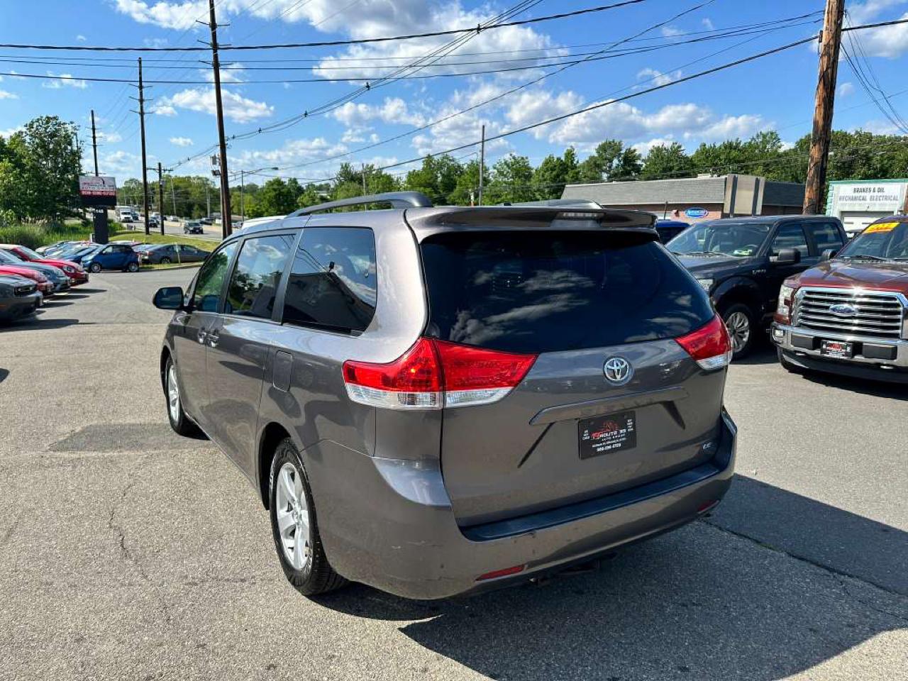 Toyota Sienna LE FWD 8-Passenger V6 2014