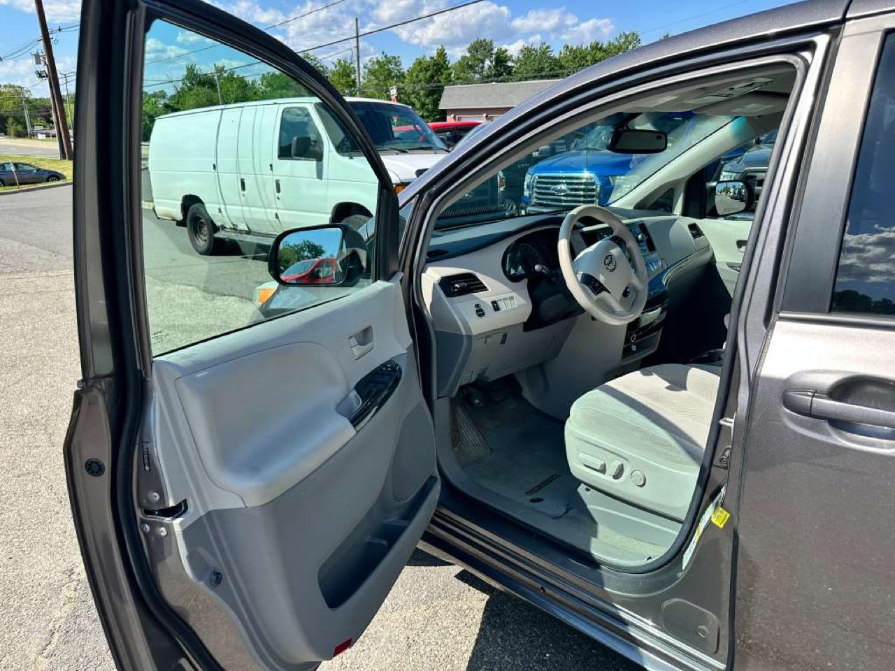 Toyota Sienna LE FWD 8-Passenger V6 2014