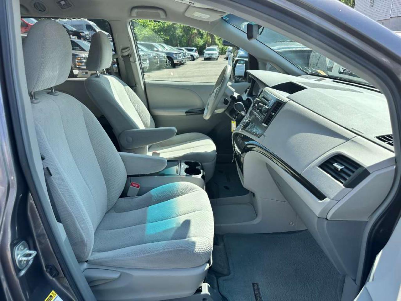 Toyota Sienna LE FWD 8-Passenger V6 2014