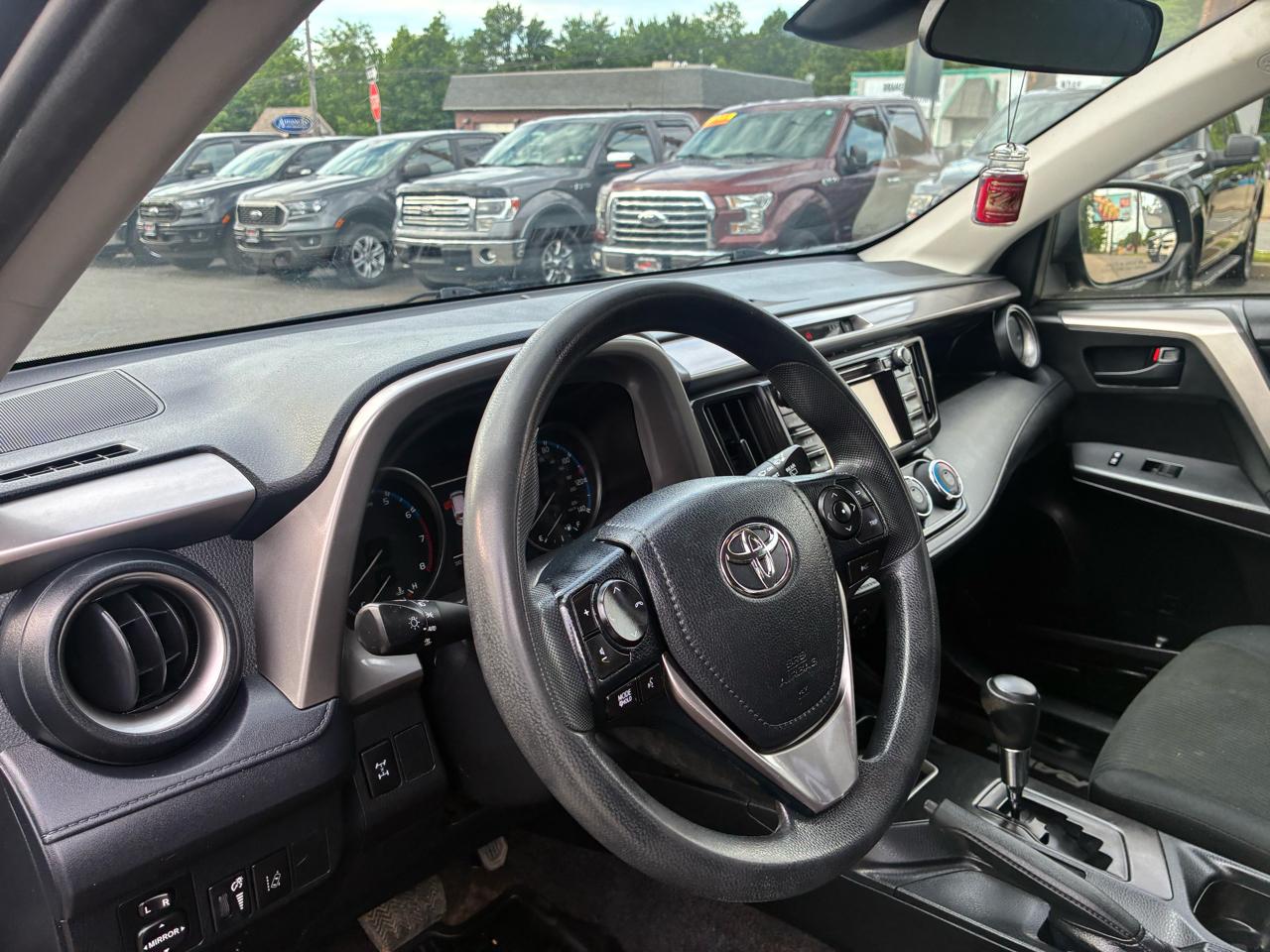 Toyota RAV4 LE AWD 2018