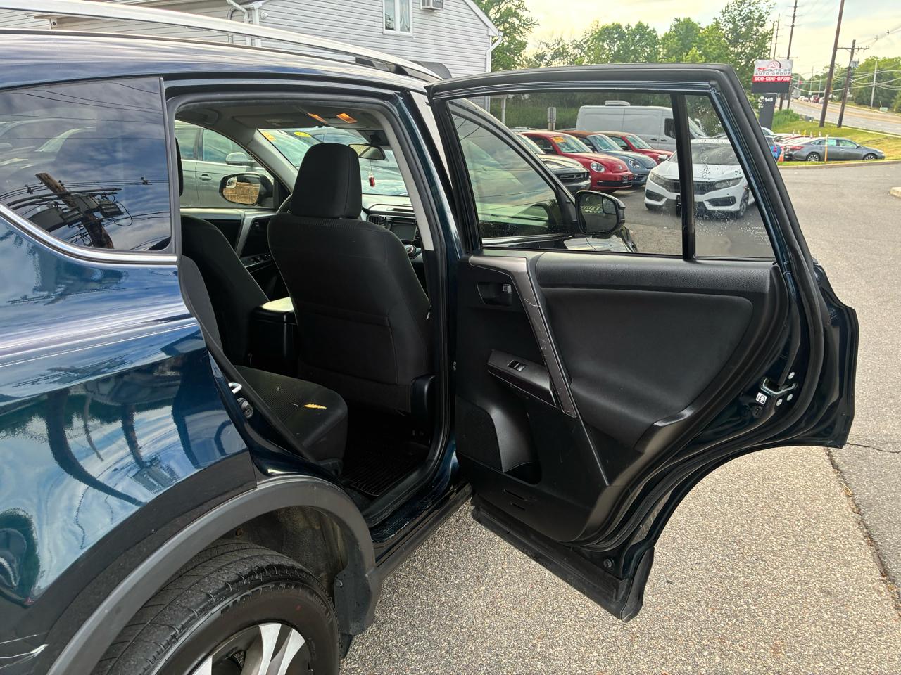 Toyota RAV4 LE AWD 2018
