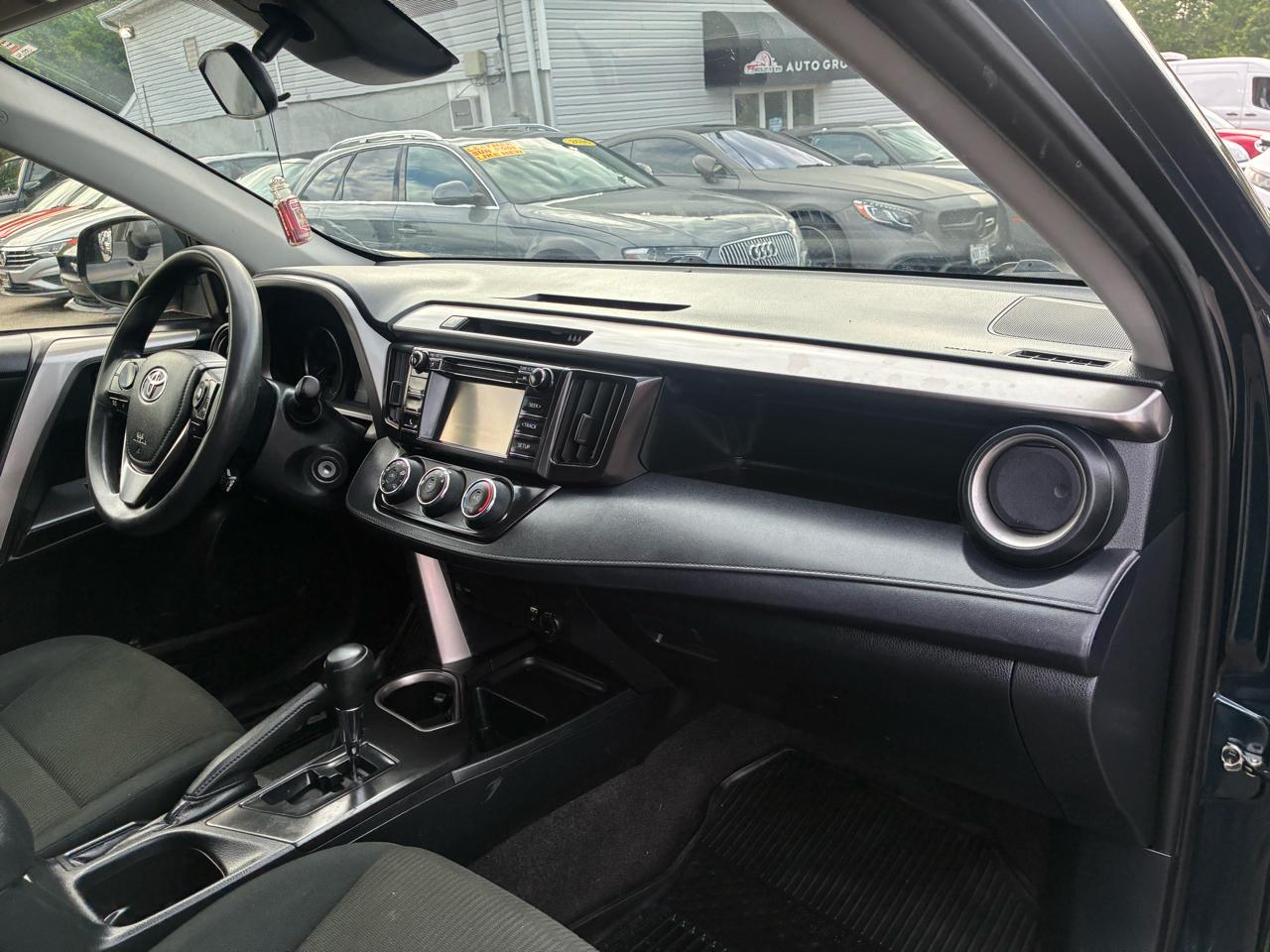 Toyota RAV4 LE AWD 2018