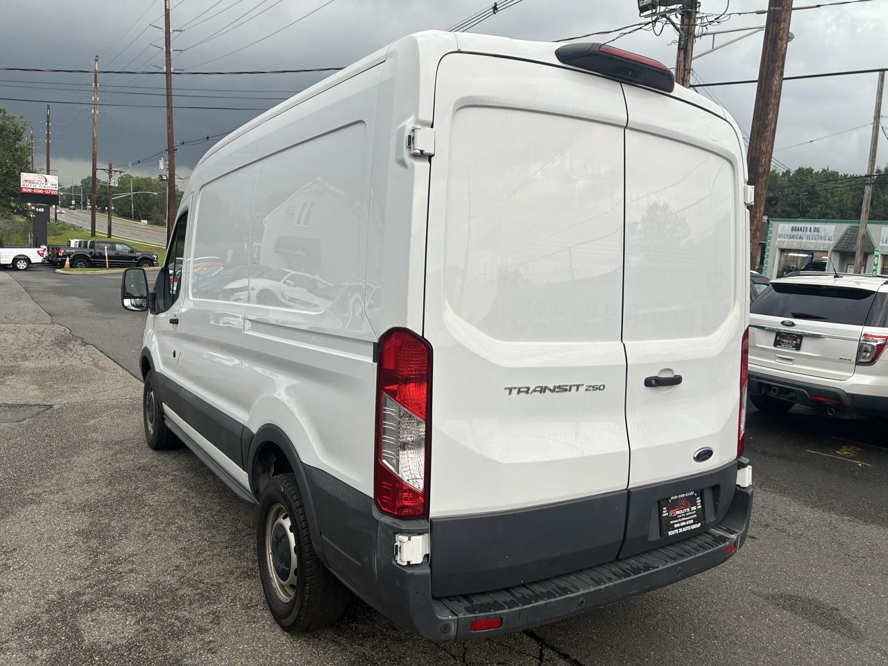 Ford Transit 250 Van Med. Roof w/Sliding Pass. 130-in. WB 2018